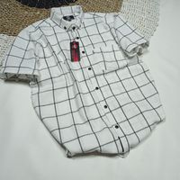 Kemeja Flanel Pendek Putih Bergaris Hitam Elegan dengan motif kotak kasual