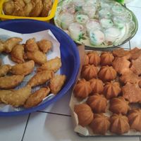 Aneka kue dan jajanan: risol, bakpow, Bolu sakura, pastel puding, putri ayu