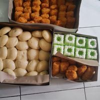 Aneka kue dan jajanan: risol, bakpow, Bolu sakura, pastel puding, putri ayu