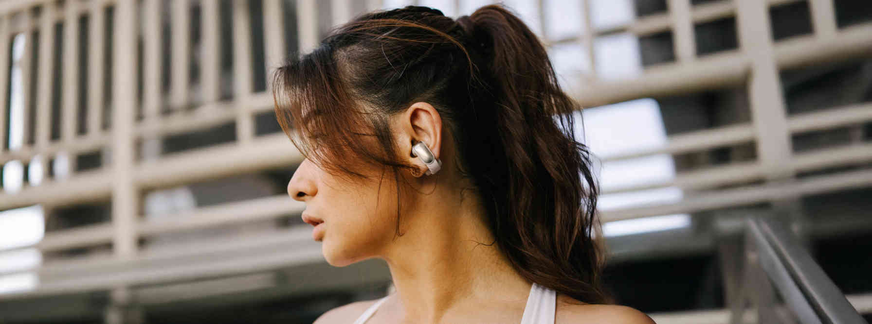 7-rekomendasi-earbuds-dengan-ear-clip-terbaik-anti-copot